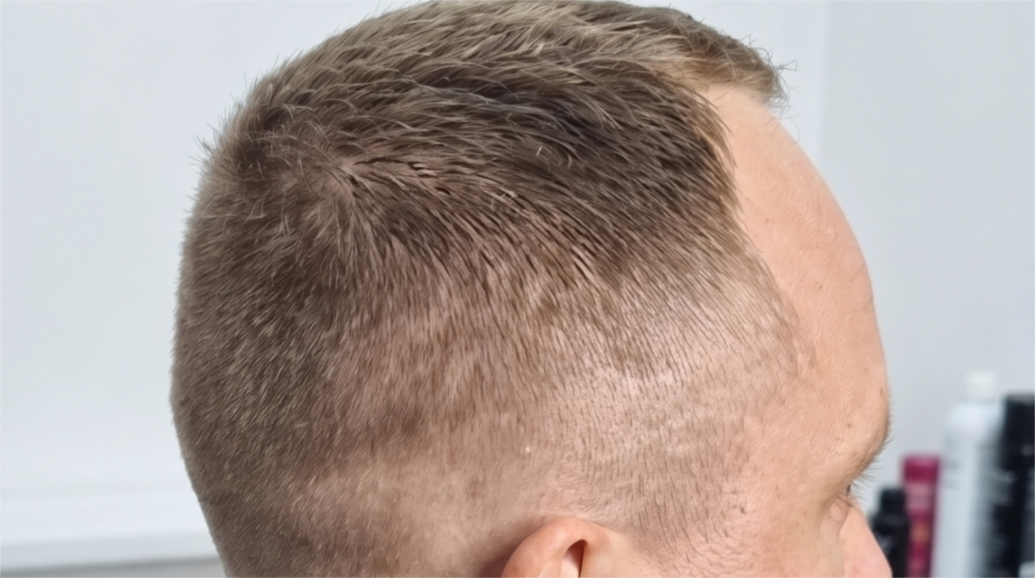 Krátký pánský střih, který zakomponuje ustupující kouty.