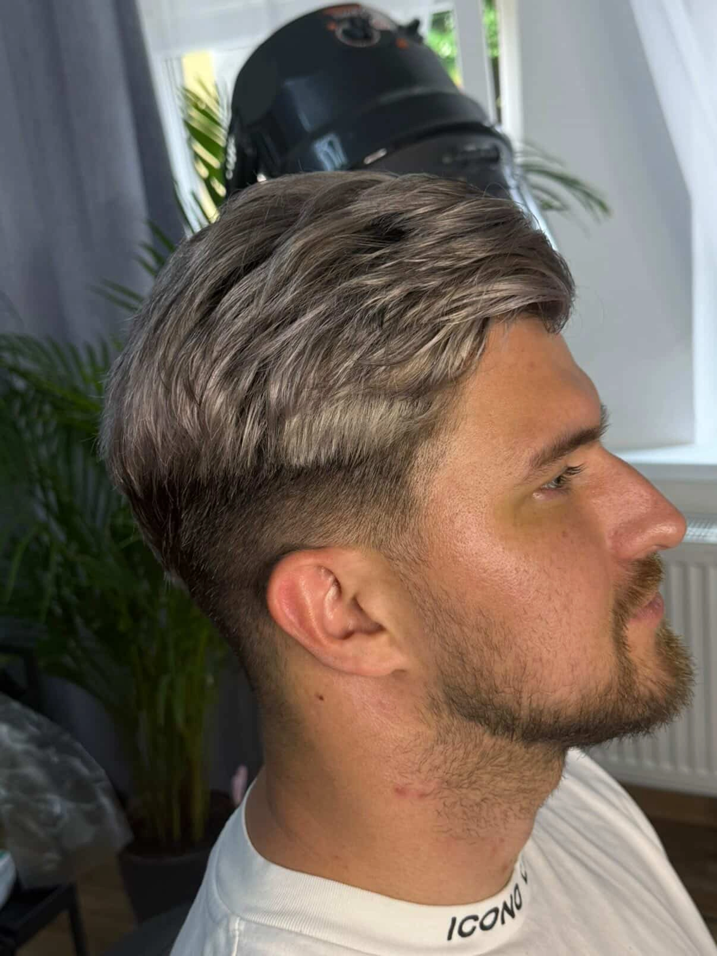 Pánský sestřih s texturovaným vrškem a fade přechodem.
